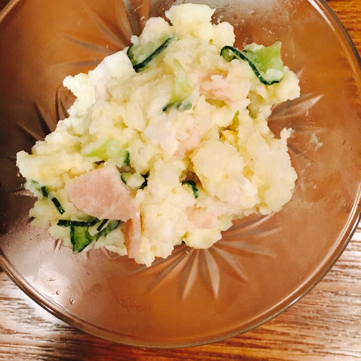 魚肉ソーセージ入りのポテトサラダ